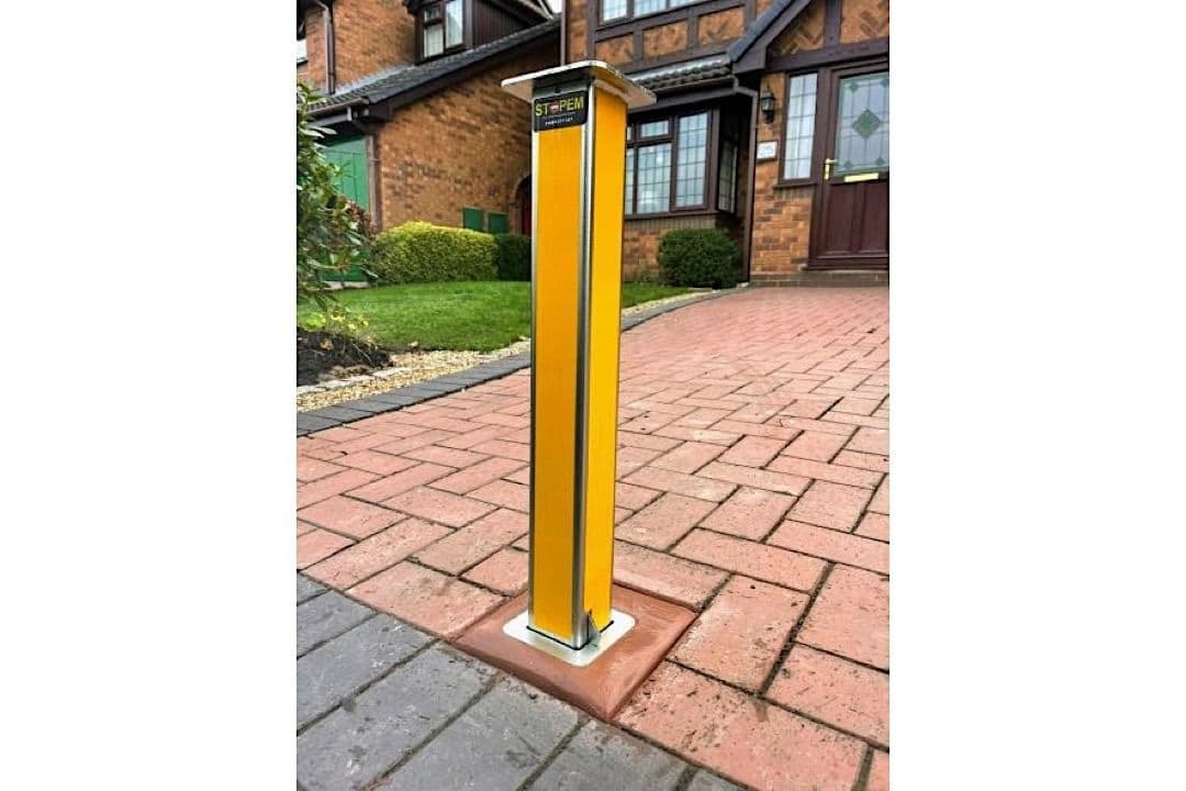 Heavy Duty Telescopic Bollard - Reflective Safety 1